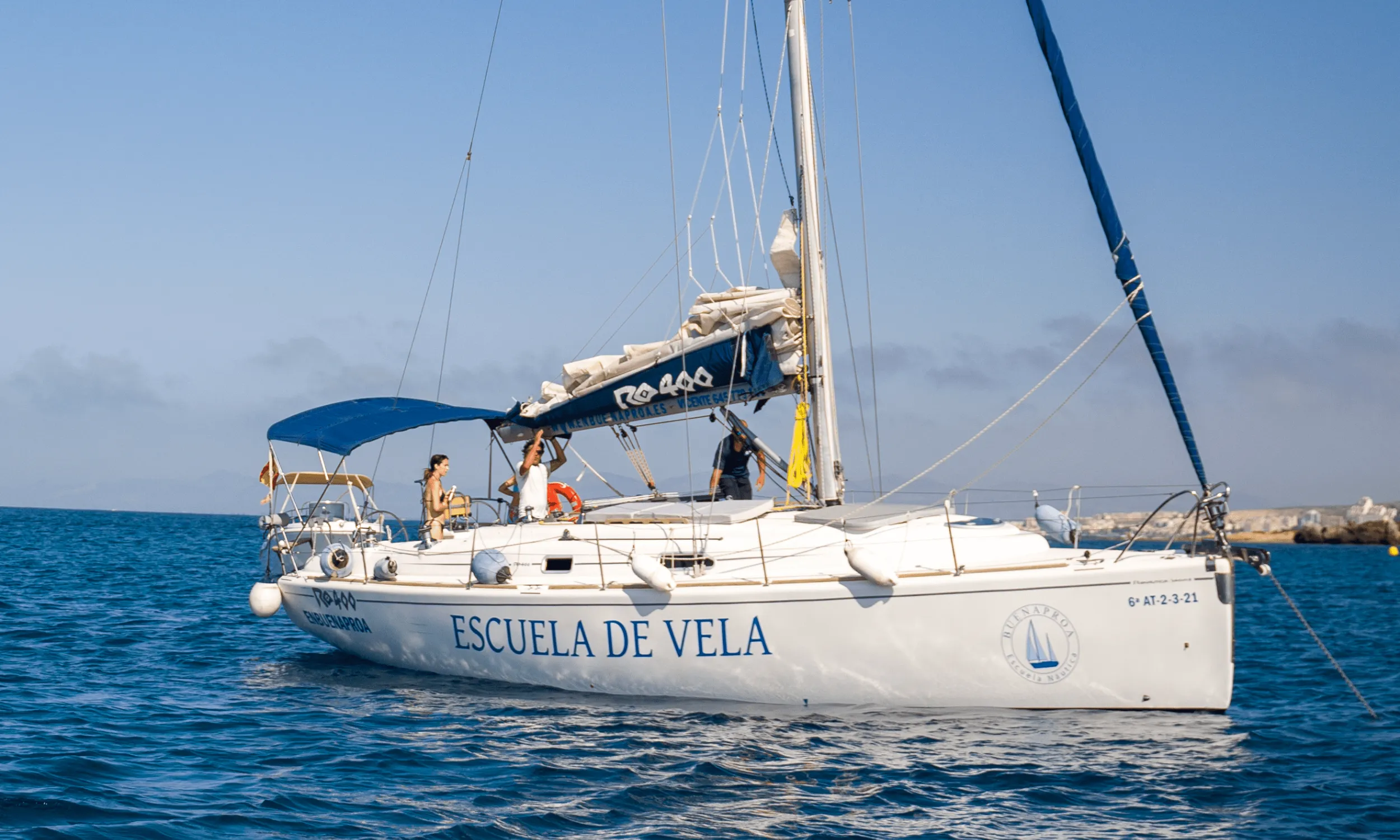 En Buena Proa Charter Boat