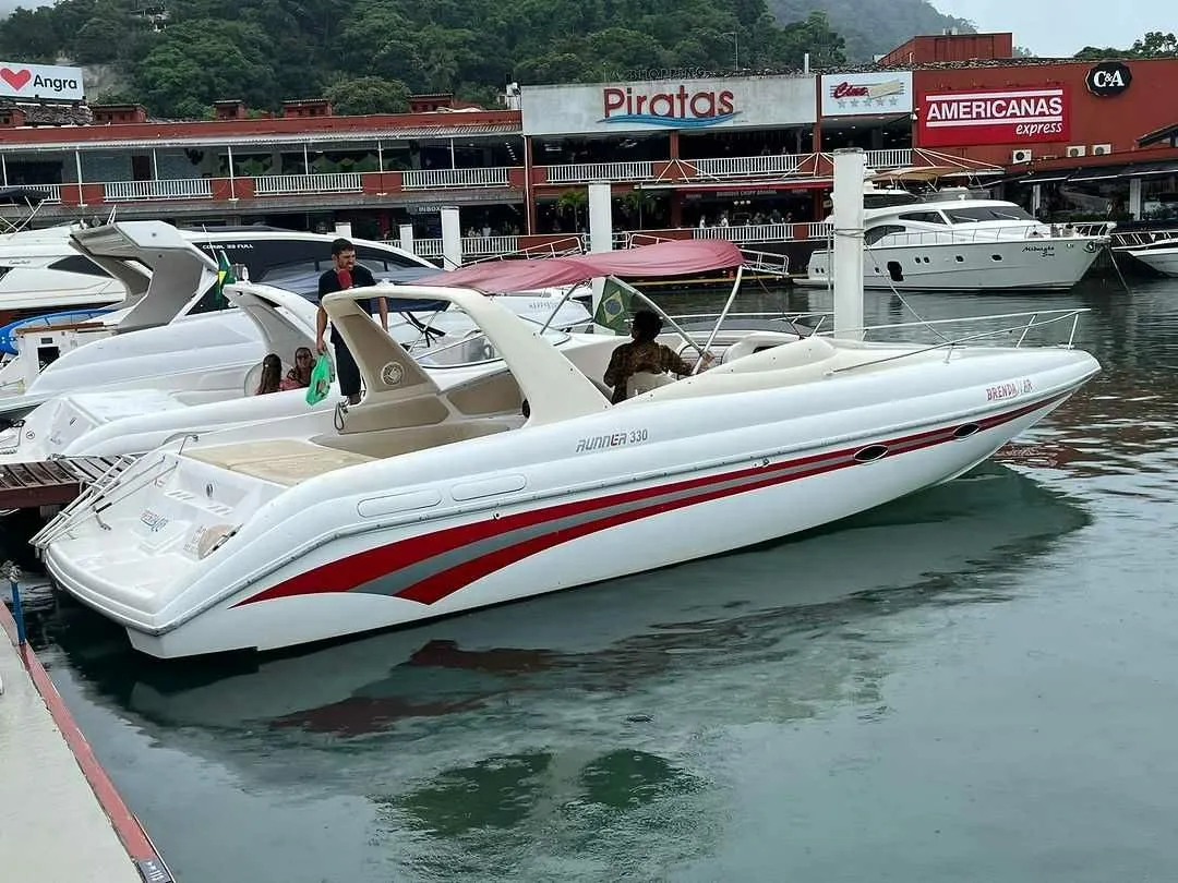 Charter a 10m Runner 33 in Angra dos Reis