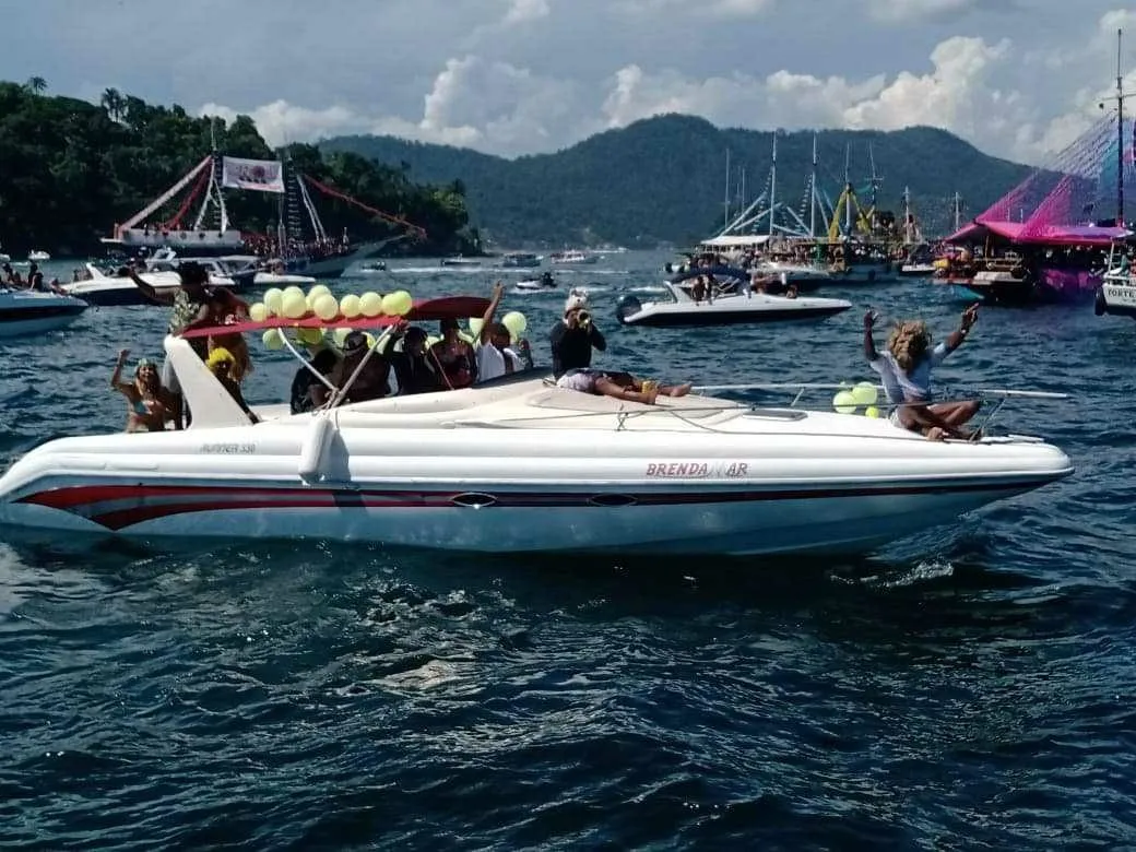 Charter a 10m Runner 33 in Angra dos Reis