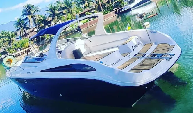 Explore Bracui on a 11.58m Runner 380 Motor Yacht Rental