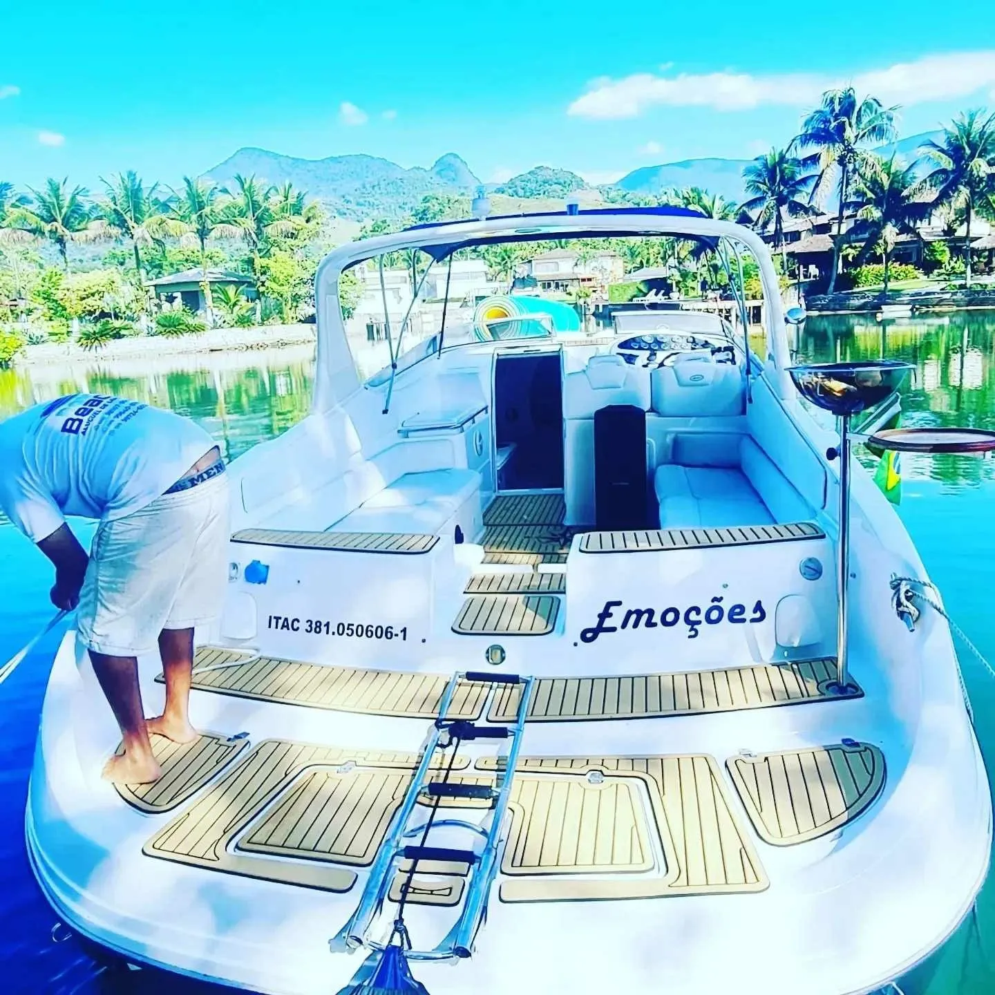 Emocoes Charter Boat