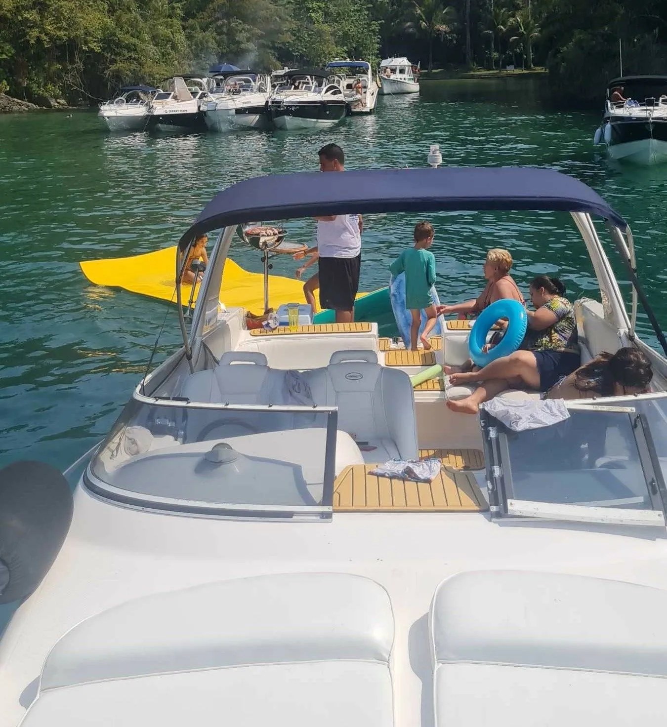 Explore Bracui on a 11.58m Runner 380 Motor Yacht Rental