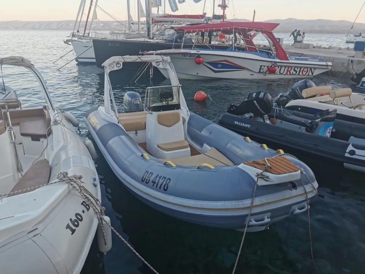 Rent a 5.9m SACS S590 Motor Boat in Bol