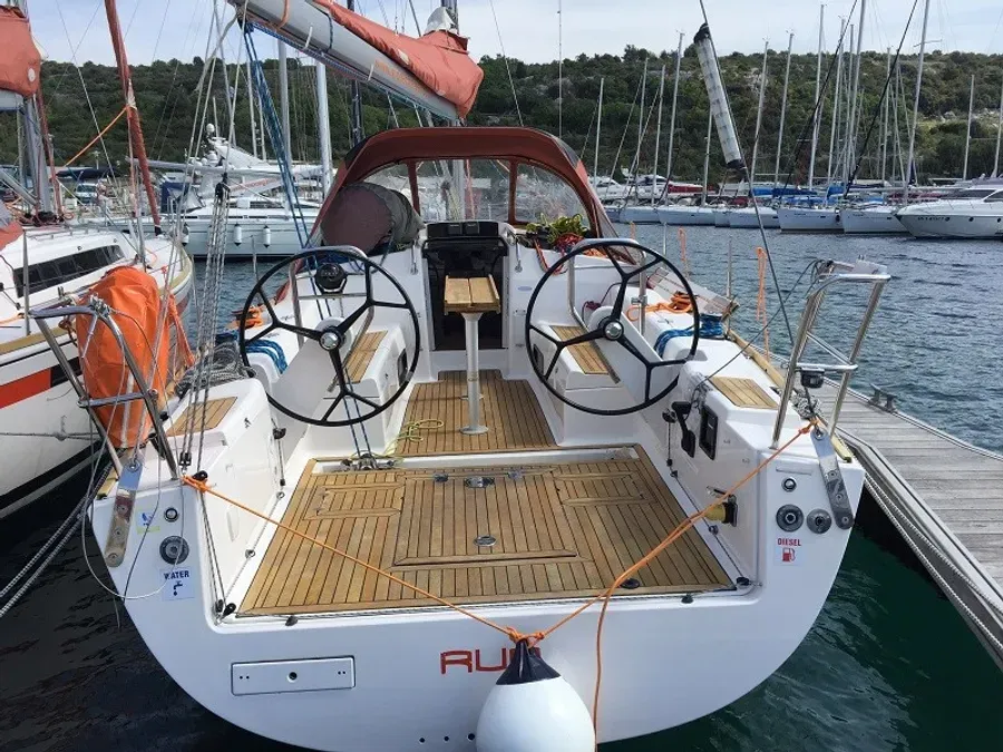11.5m Izola Sailing Yacht Hire