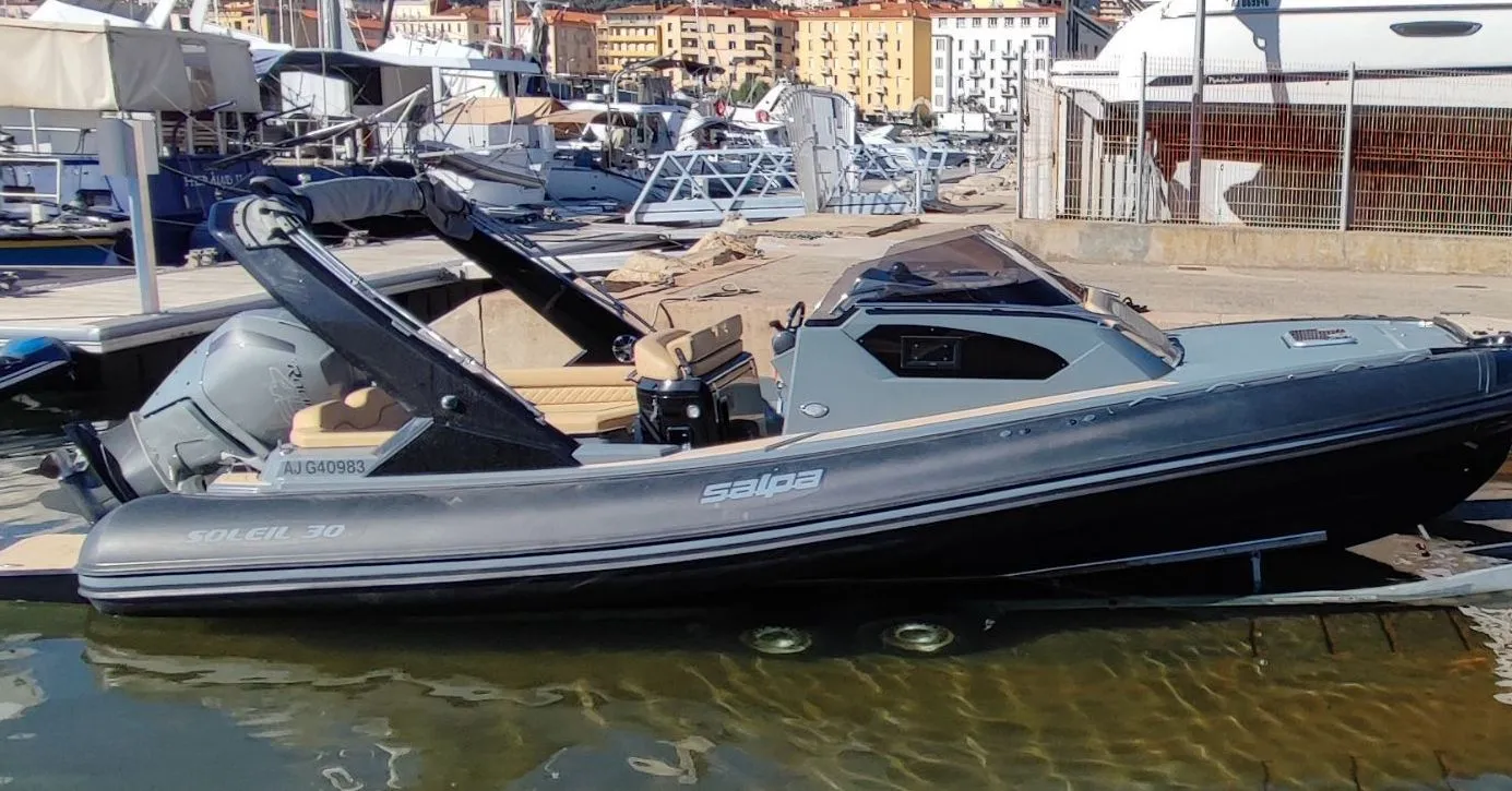 Rent a 9.1m Motor Boat in Ajaccio