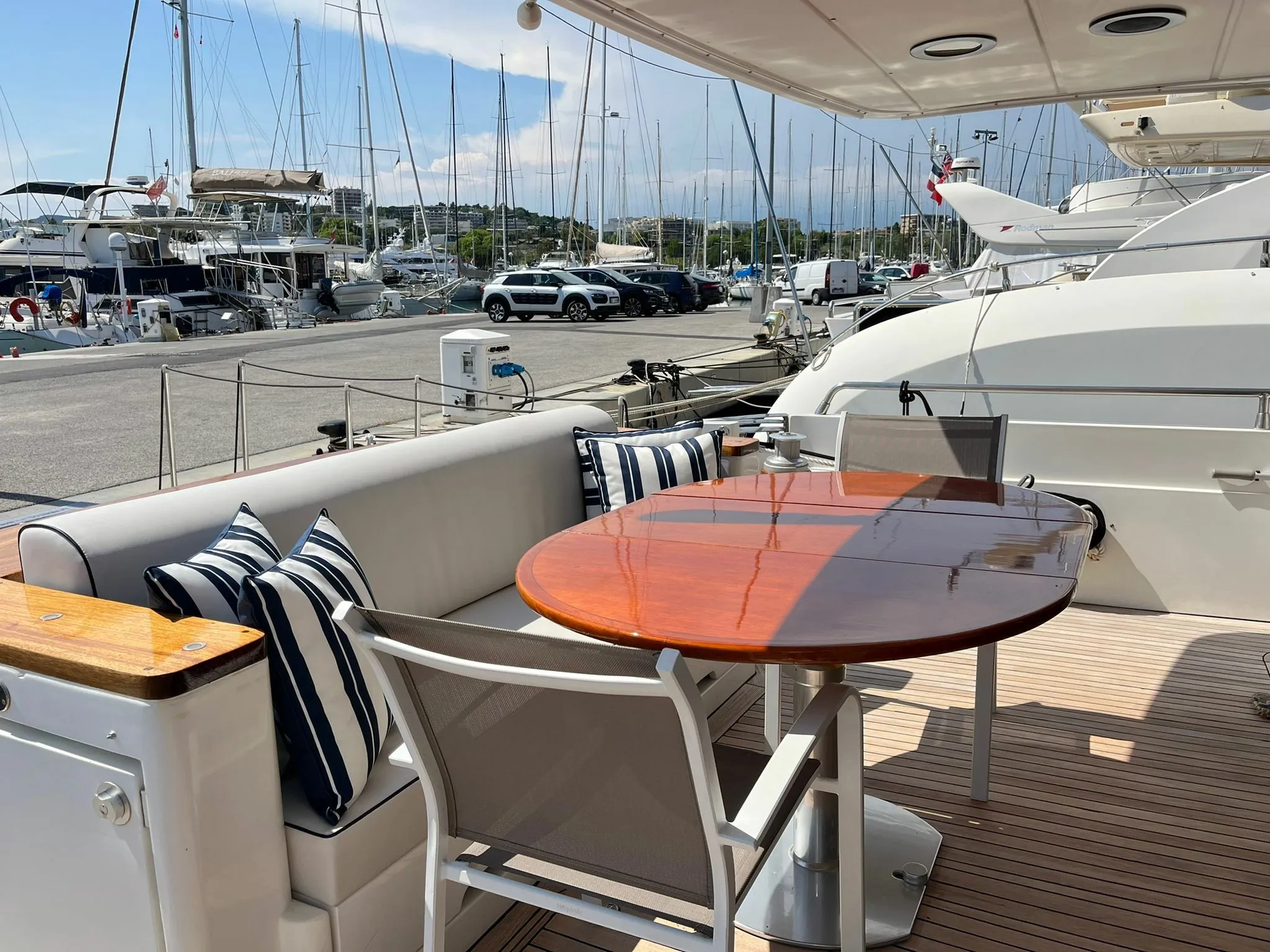 Charter a 19m Sanlorenzo 62 in Antibes
