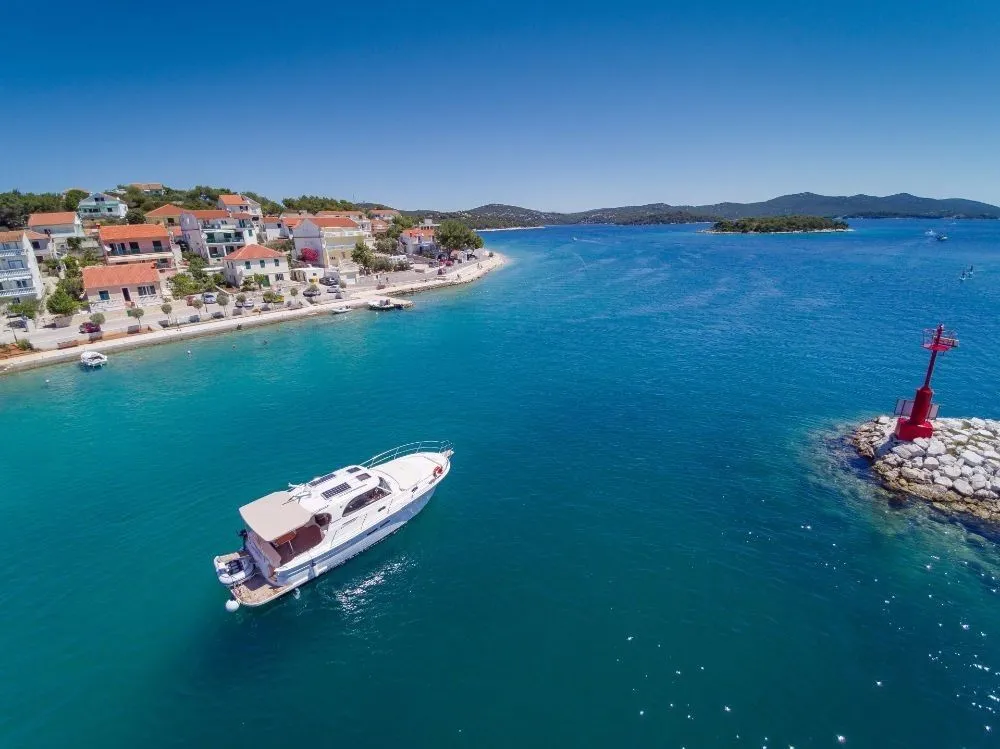 Explore Jezera on a 11.82m Rental Boat