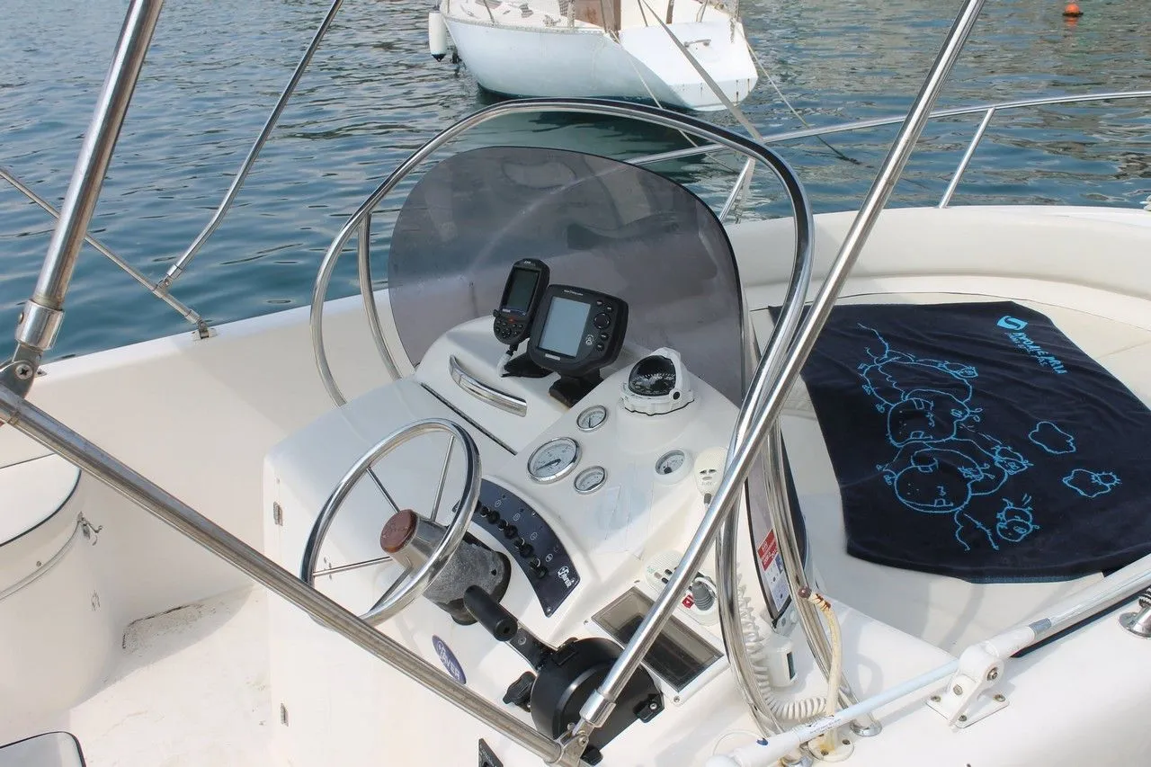 6.6m Kastela Motor Boat Saver 650 Hire