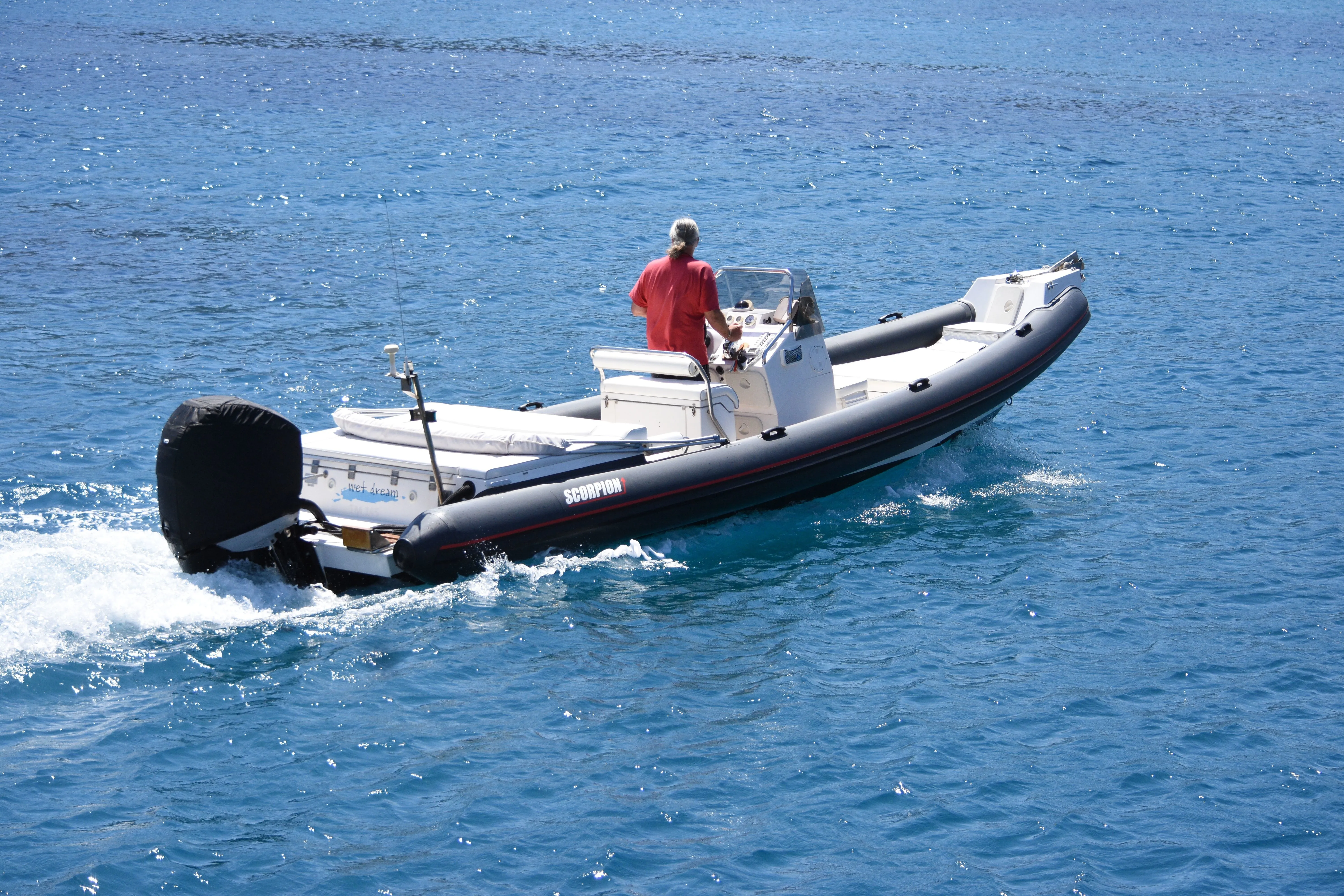 Charter a 8m Scorpion 27 in Sifnos