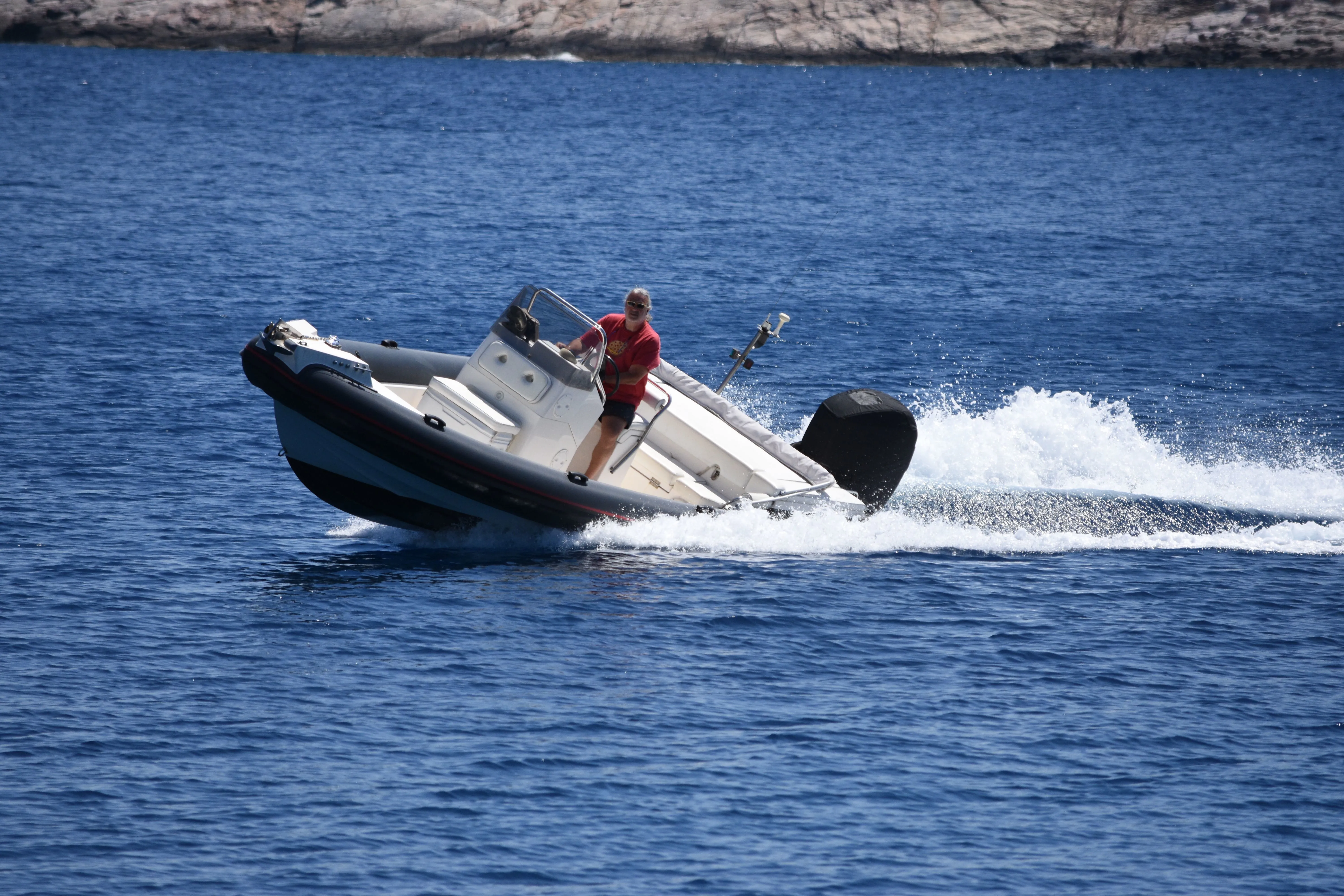 Charter a 8m Scorpion 27 in Sifnos
