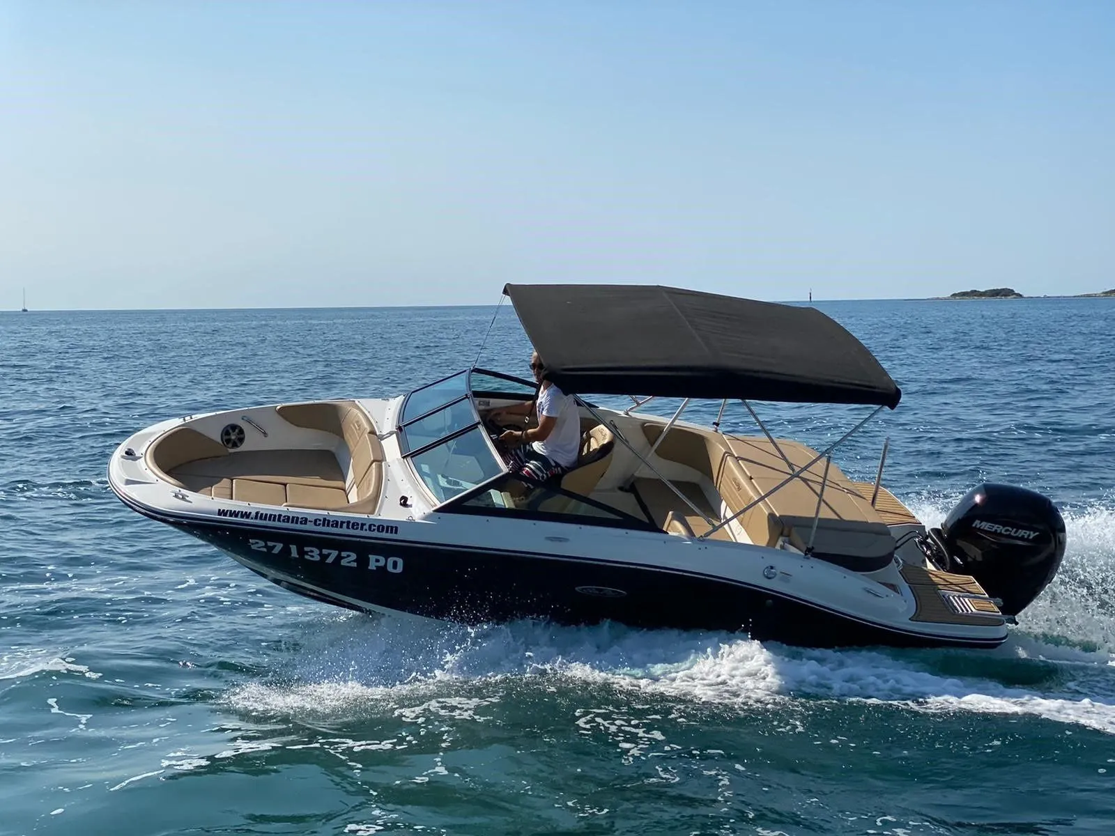6m Funtana Sea Ray 19 SPX Motor Boat Hire