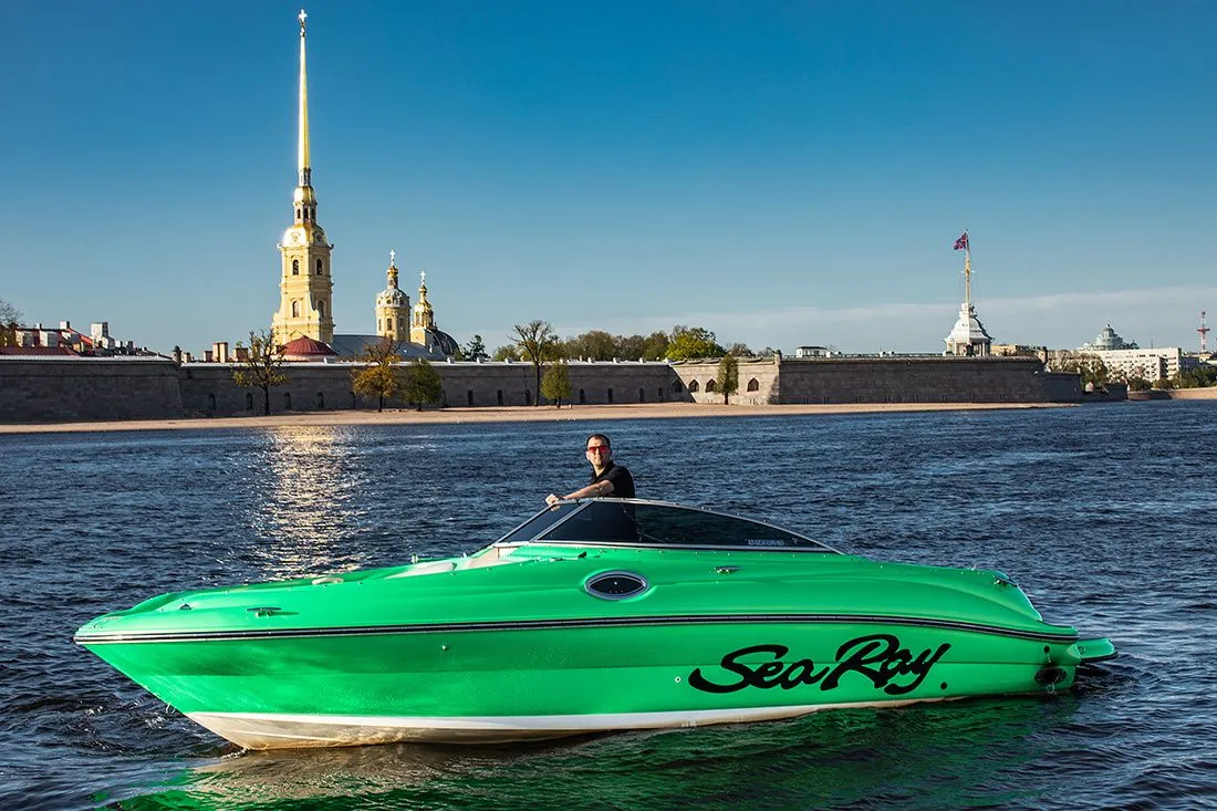 8m Saint Petersburg Motor Boat Sea Ray 240 Hire