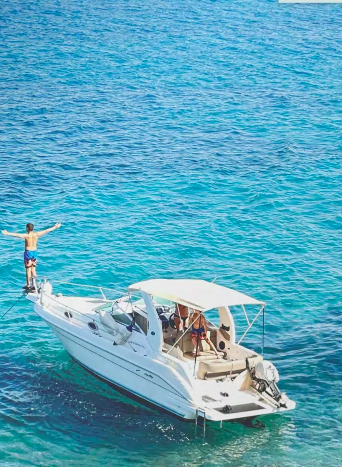 Charter a 8.56m Sea Ray 250 in Athens