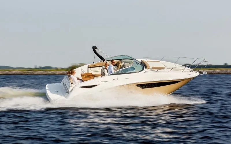 Explore Jezera on a 8m Rental Motor Yacht Sea Ray 265