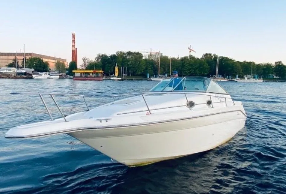 Charter a 9.1m Sea Ray 270 in Saint Petersburg