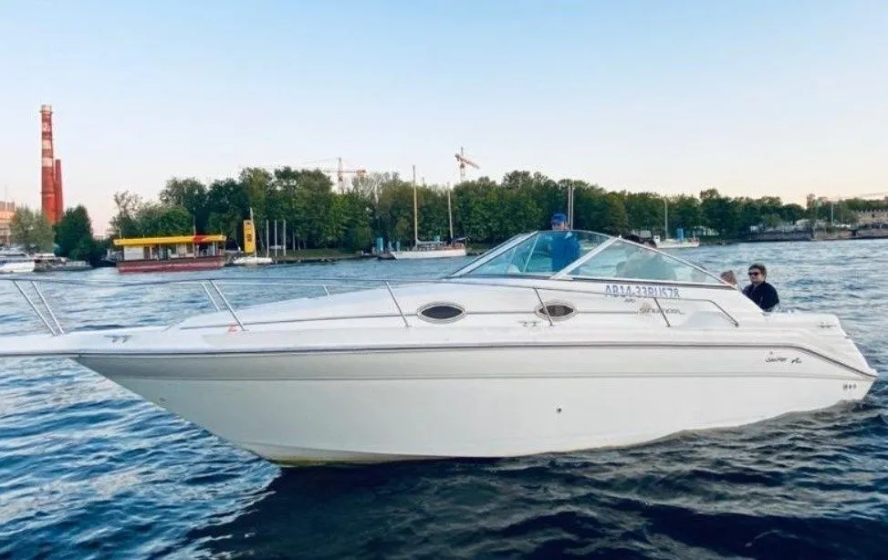 Charter a 9.1m Sea Ray 270 in Saint Petersburg