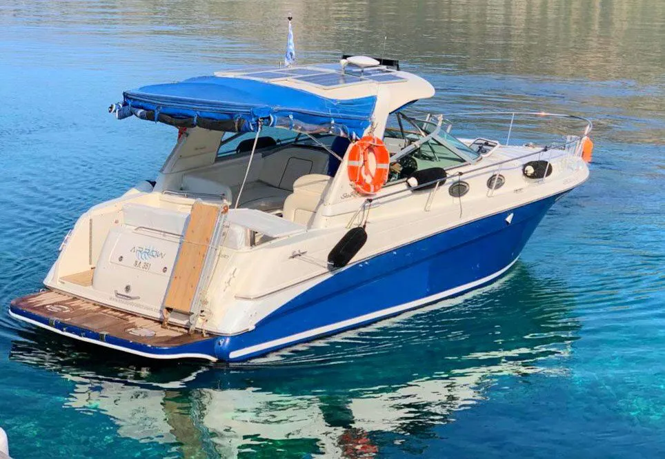 Charter a 9.6m Motor Yacht Sea Ray 290 in Nikiana