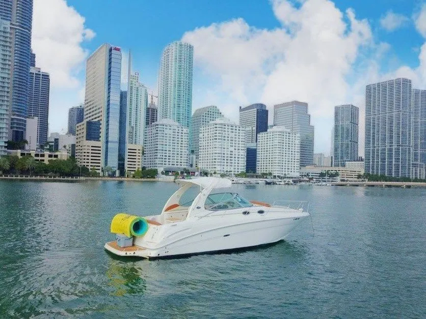 Rent a 10.06m Sea Ray 330 in Miami