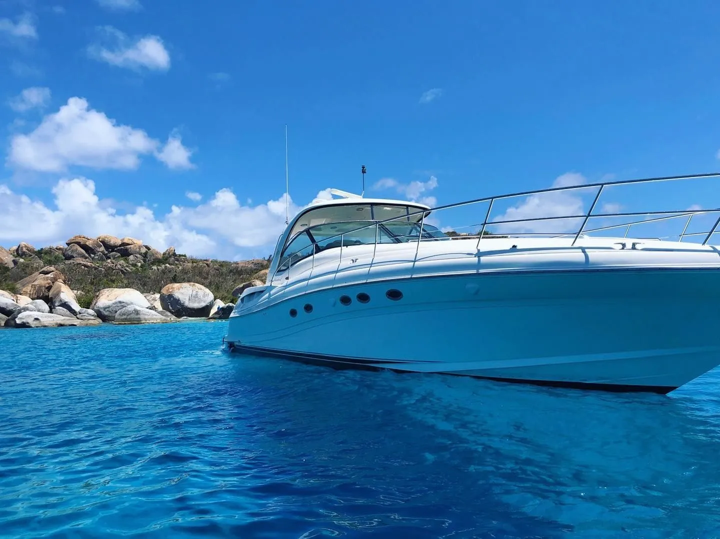 Explore Tortola on a 15.4m Rental Sea Ray 500 Sundancer