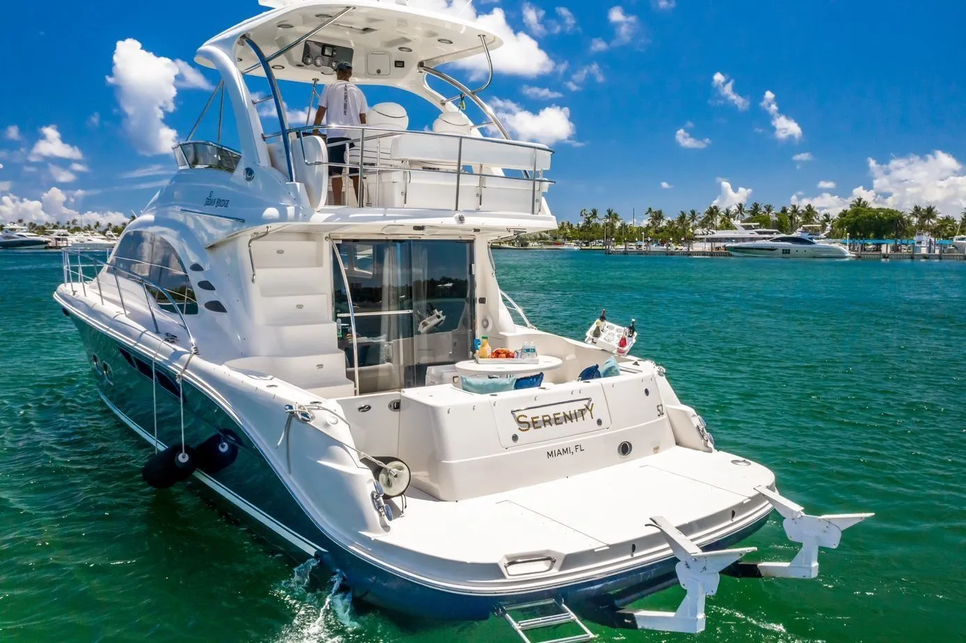 Лодка - Взять в чартер 15.84м моторная яхта Sea Ray 52 в Майами