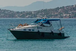 Explore Salamina on a 9m Rental Motor Yacht Sealine 28