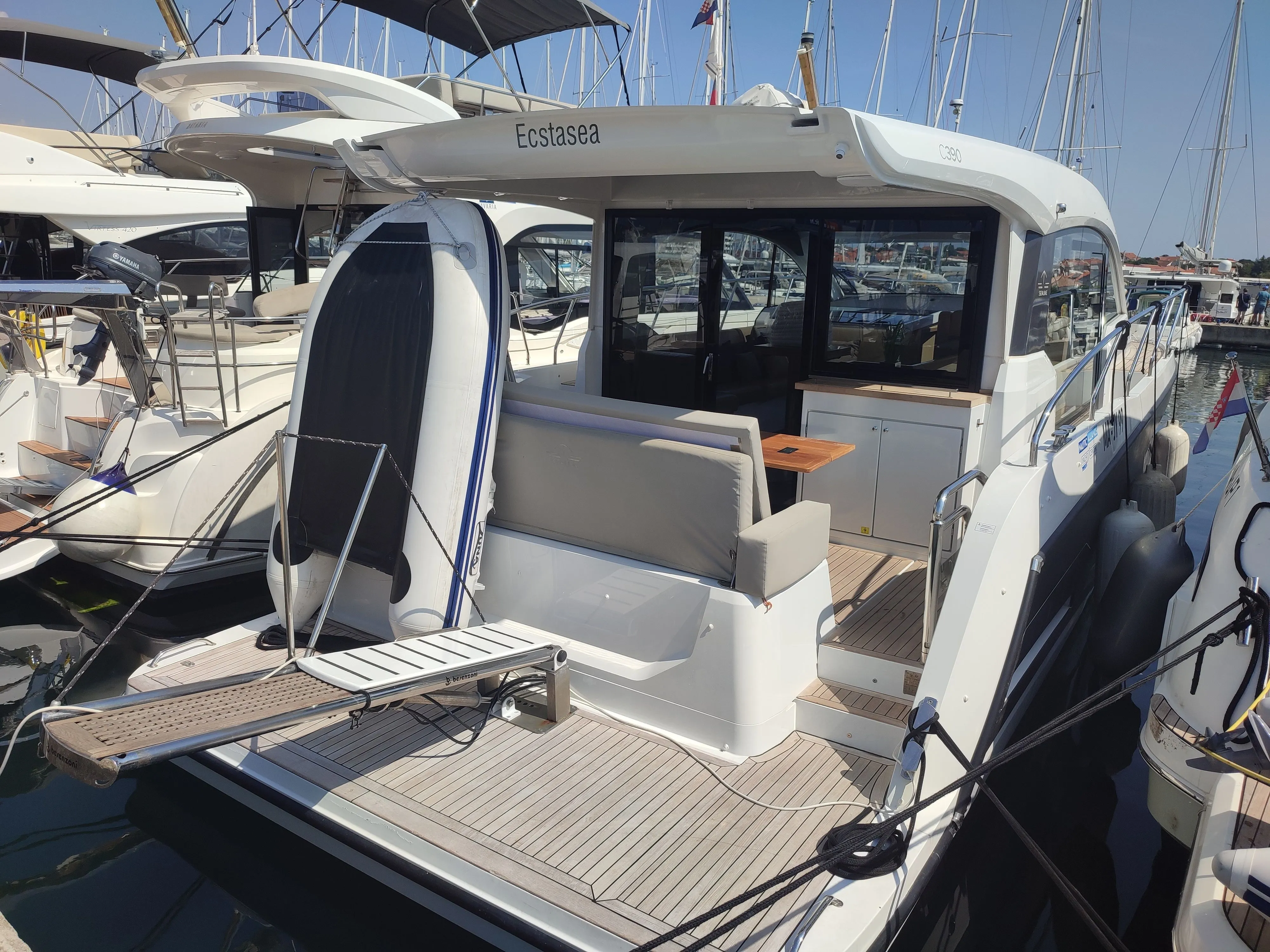 Лодка - Исследуйте Биоград на Мору на арендованной моторная яхта Sealine C390 длиной 11.99м
