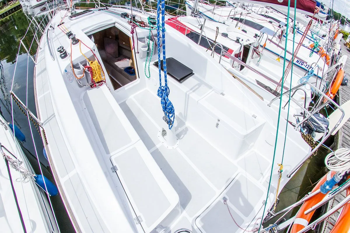 Explore Piekna Gora on a 7.9m Rental Sailing Yacht