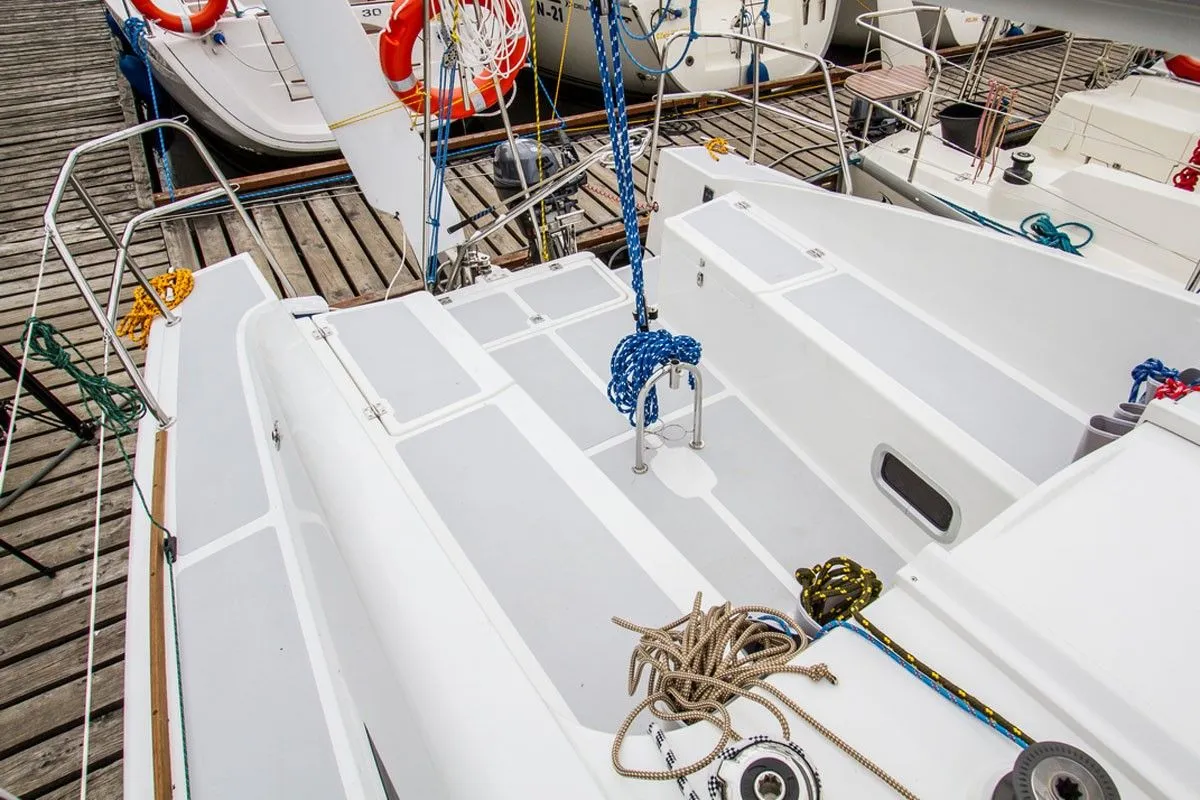Charter a 9m Sailing Yacht in Piekna Gora