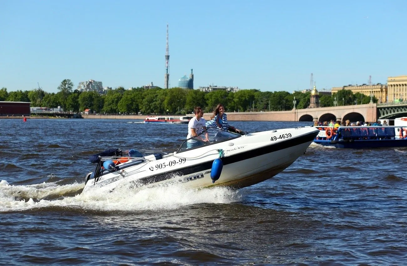 Rent a 5.5m Motor Boat in Saint Petersburg