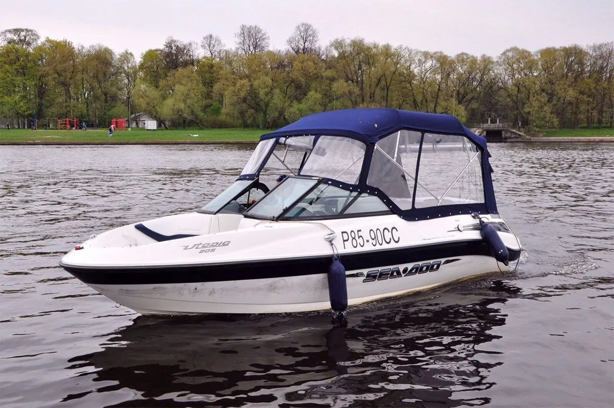 Rent a 5.5m Motor Boat in Saint Petersburg