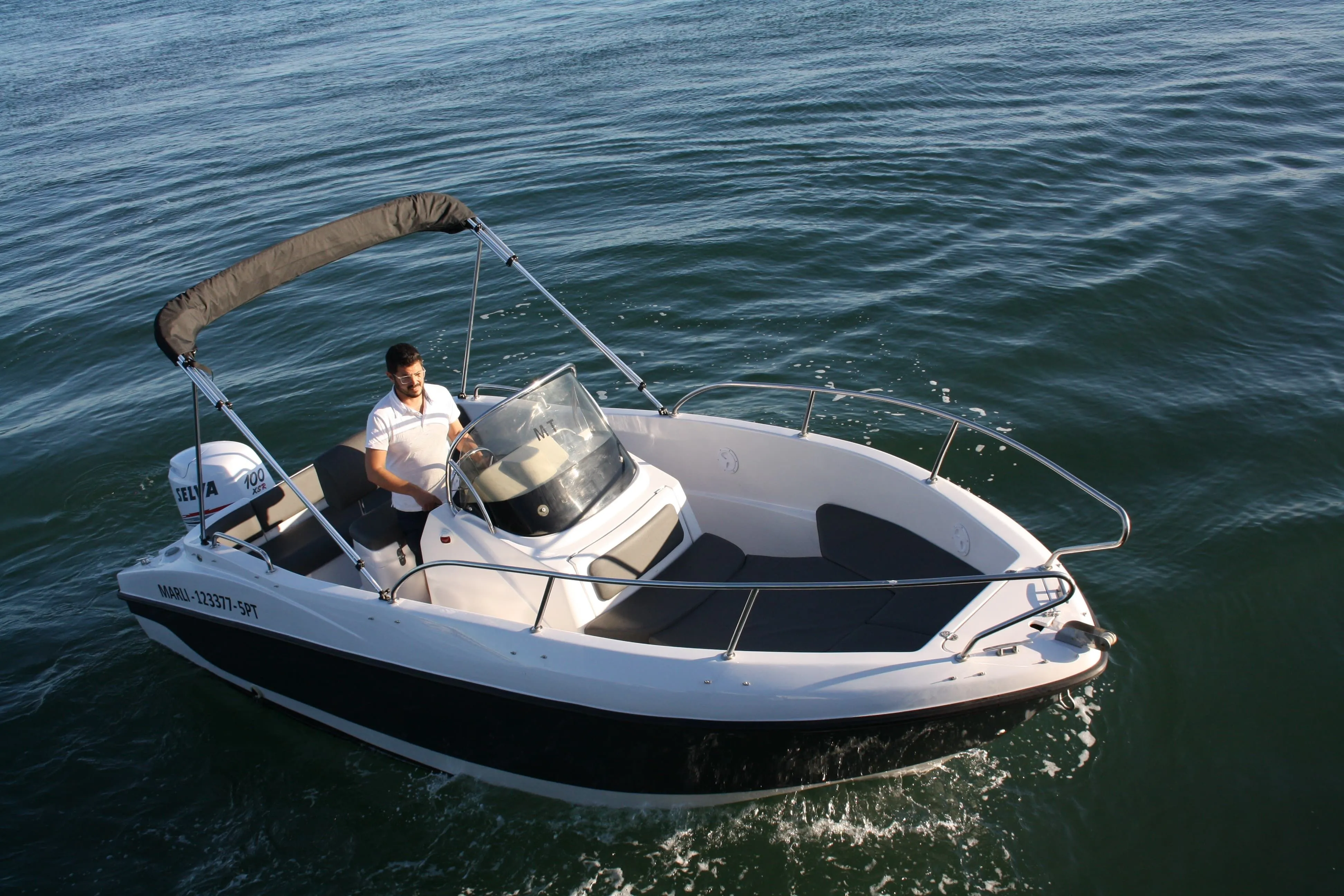 5.7m Setúbal Motor Boat Hire