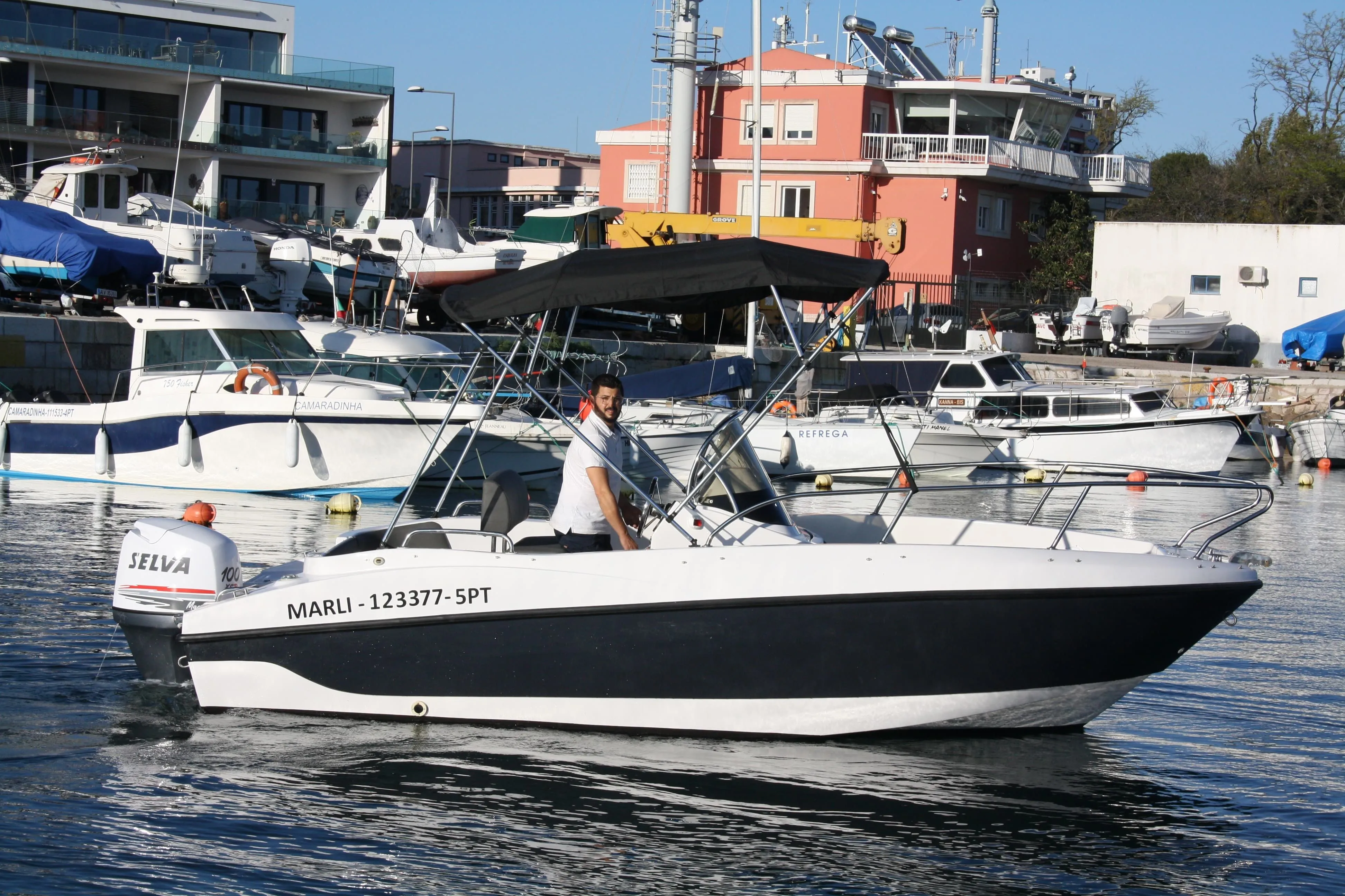 5.7m Setúbal Motor Boat Hire