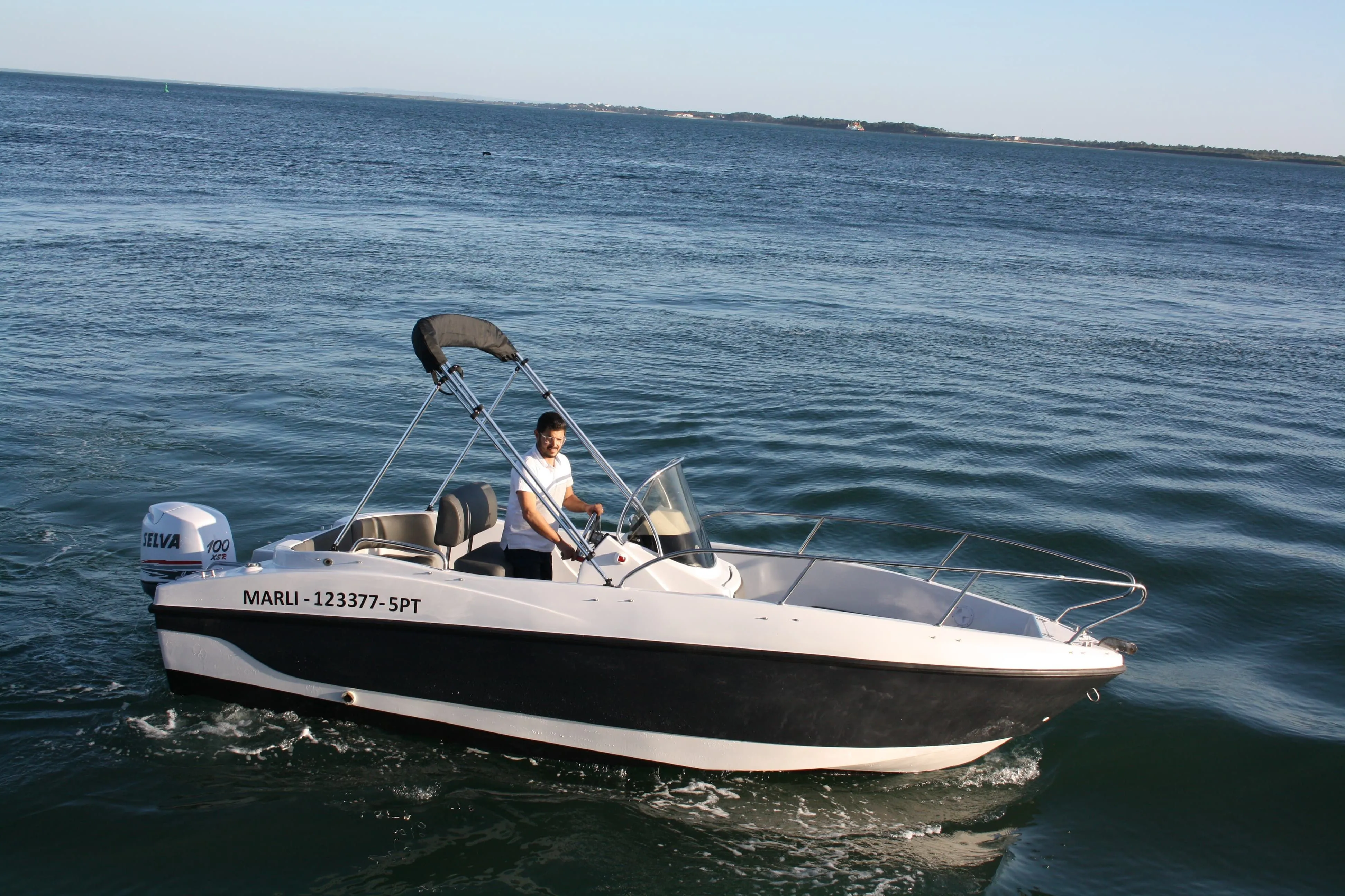 5.7m Setúbal Motor Boat Hire