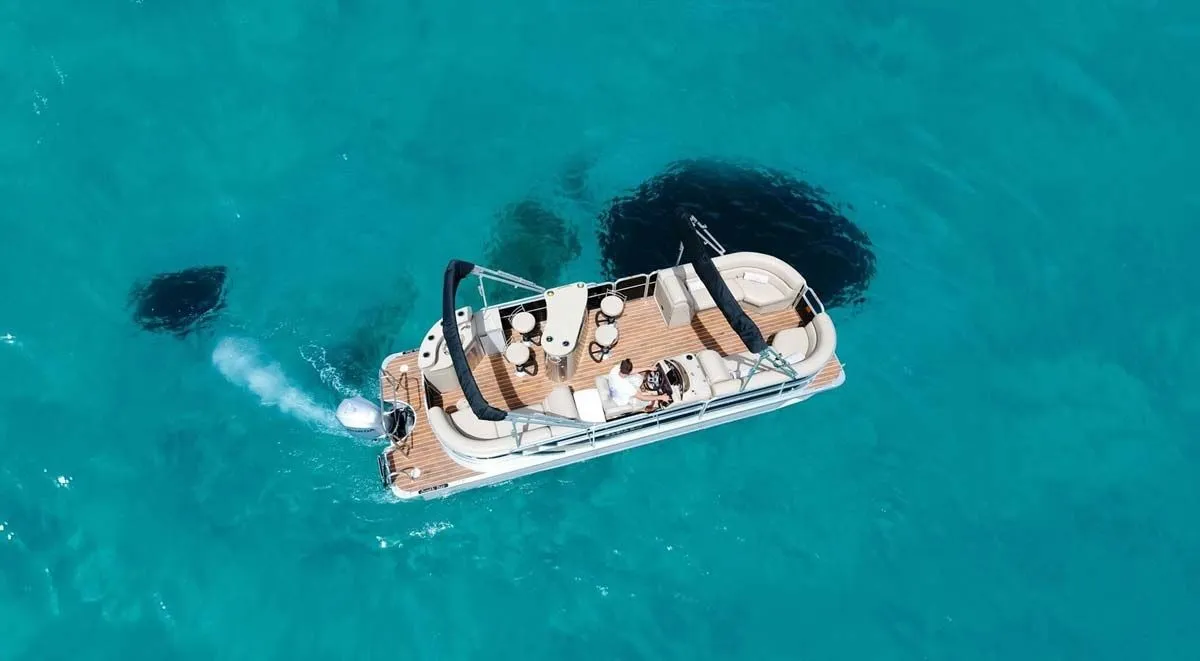 7.92m Gouvia South Bay 525 E Motor Boat Hire