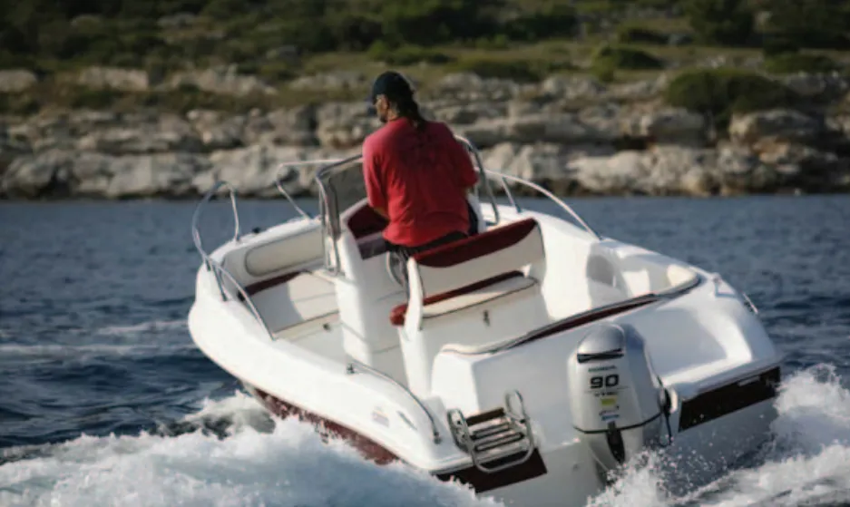 Rent a 5.45m Motor Boat Speeder 560 in Hvar