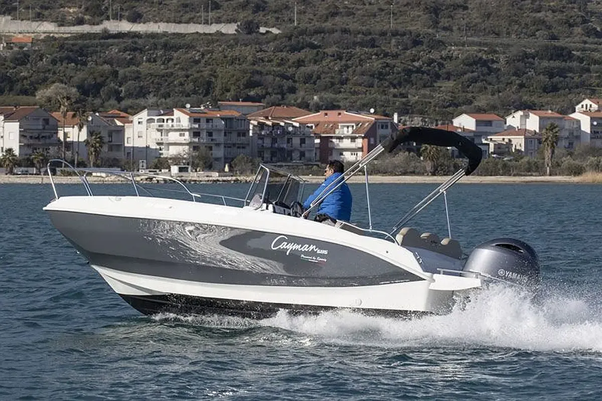 Rent a 5.85m Motor Boat Speedy Cayman 585 in Amalfi