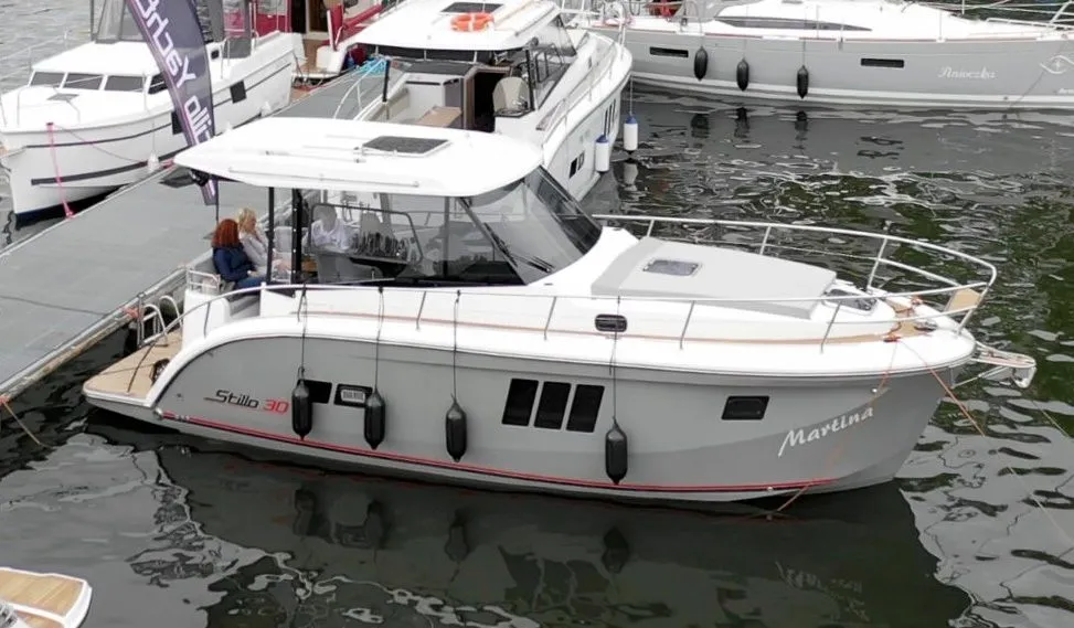 Explore Wilkasy on a 9.1m Rental Boat