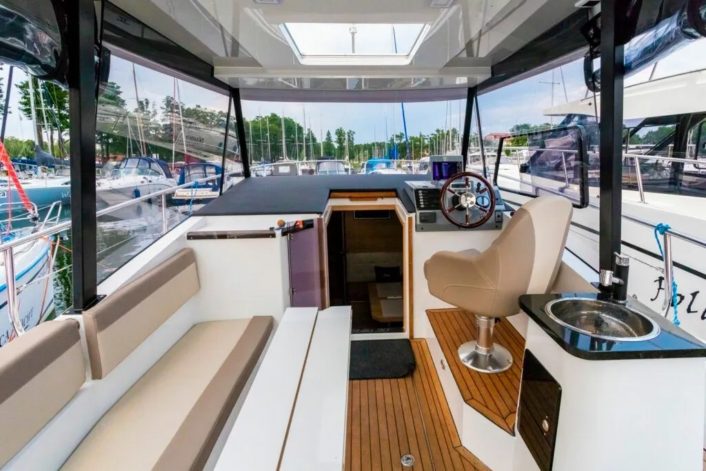 Bravo 51 Charter Boat - 4