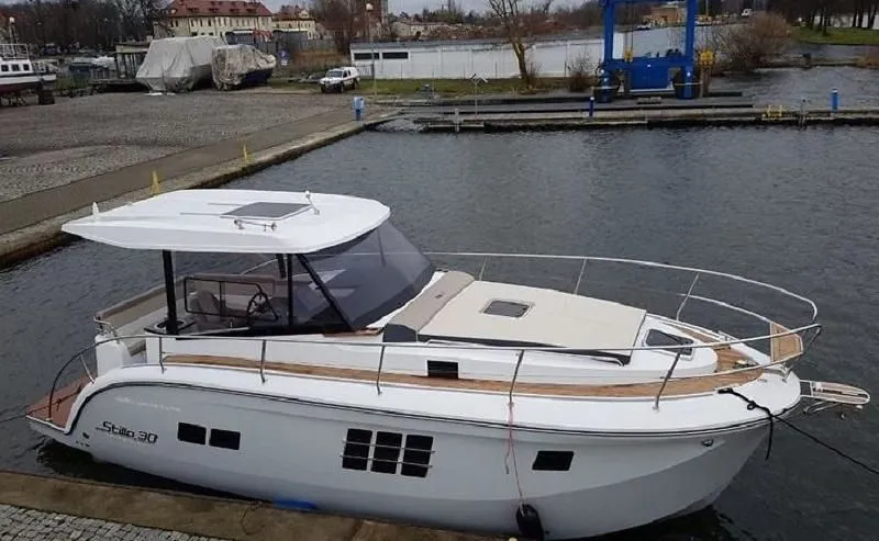 Boot - Charter a 9m Stillo 30 Motor Yacht in Gizycko