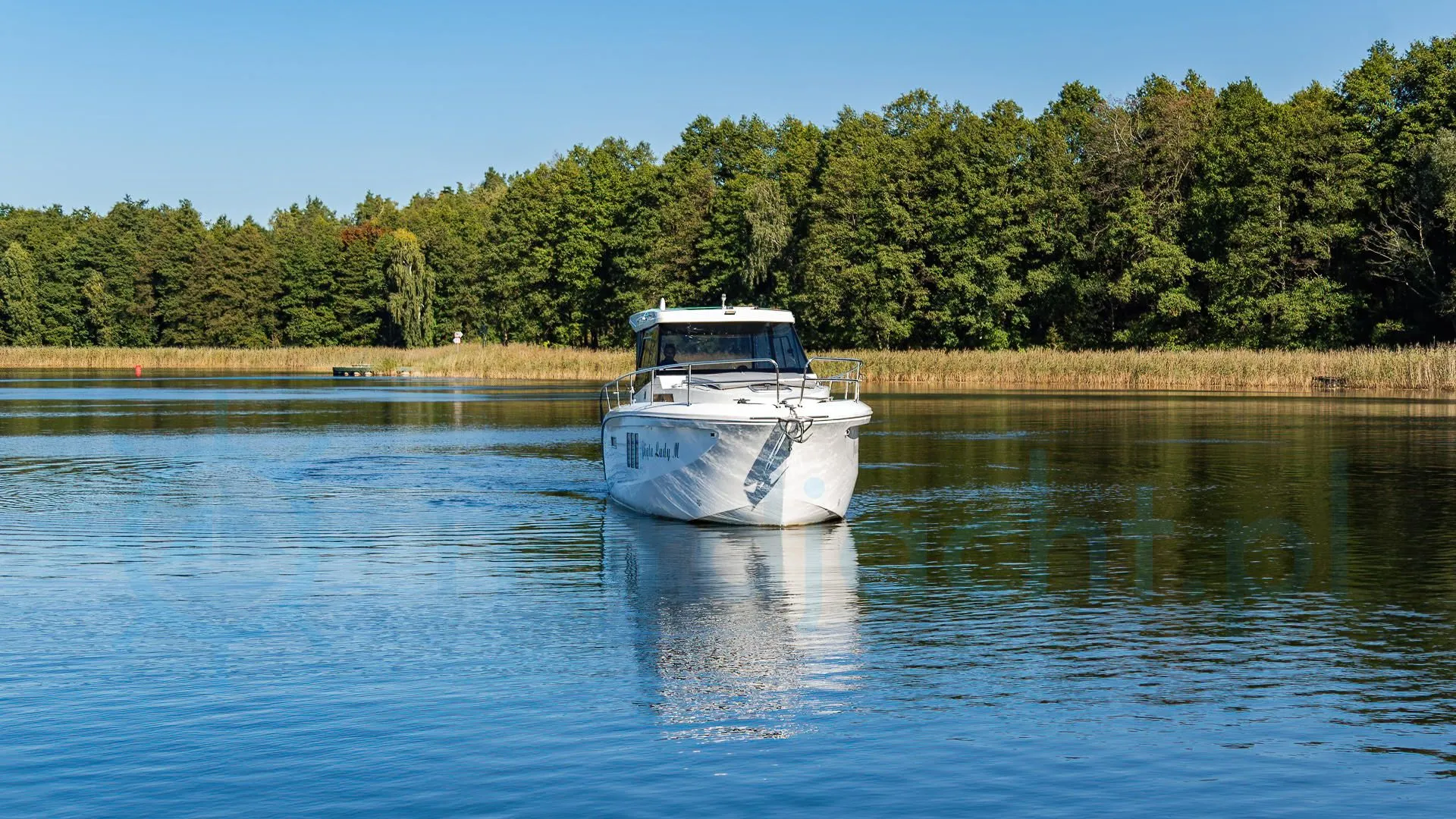 Rent a 9m Boat in Wilkasy