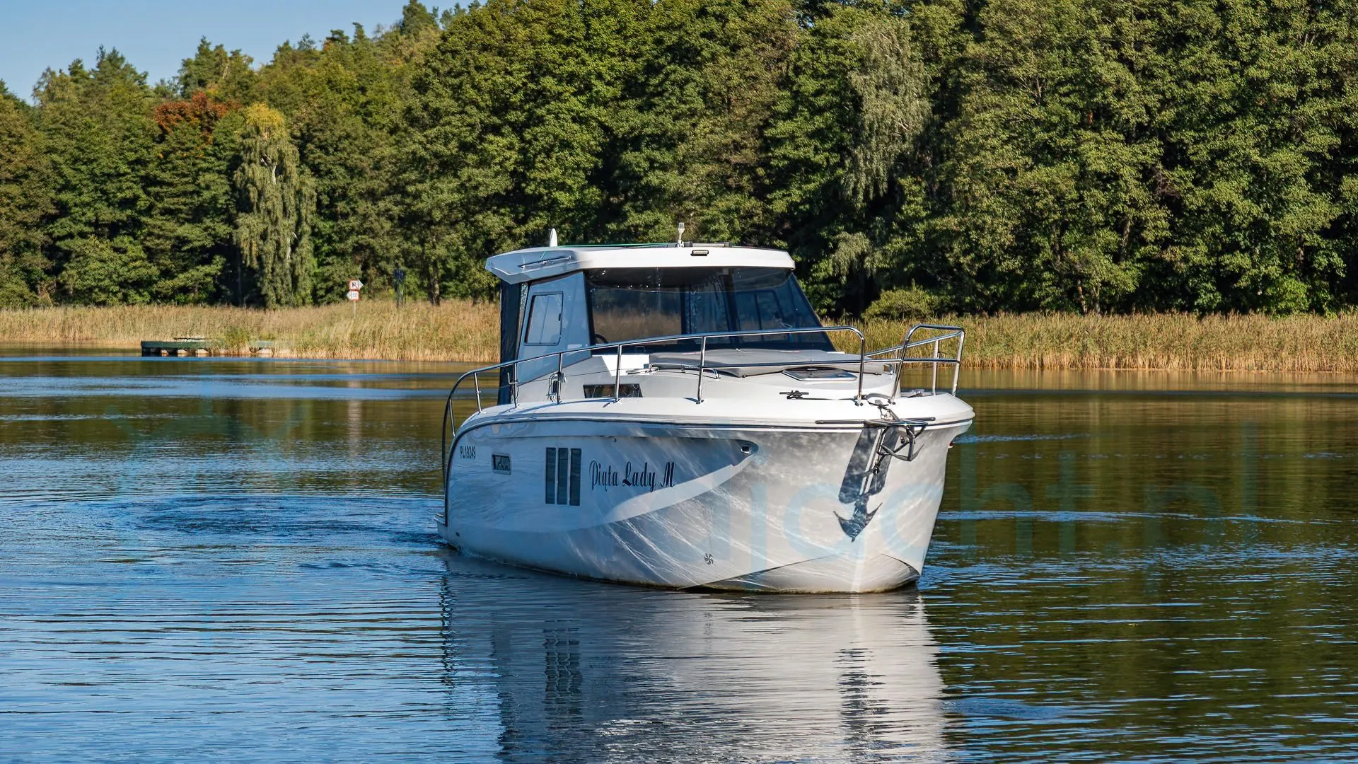 Rent a 9m Boat in Wilkasy