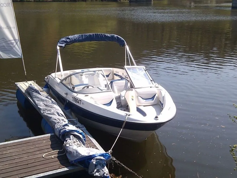 Rent a 5.5m Motor Boat Stingray 190 in Davle