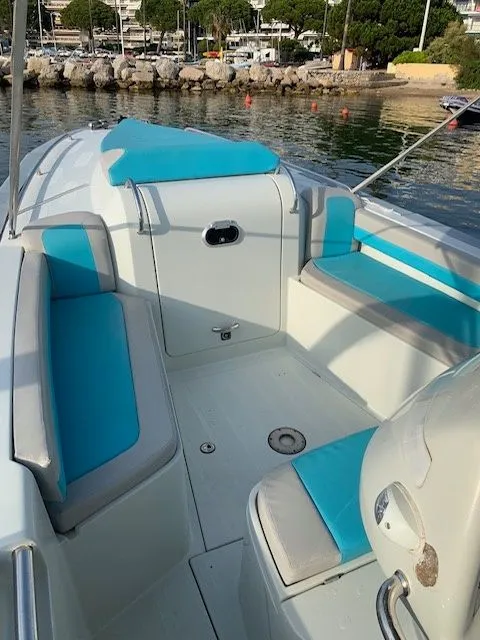 Charter a 8.9m STS 29 in Cannes
