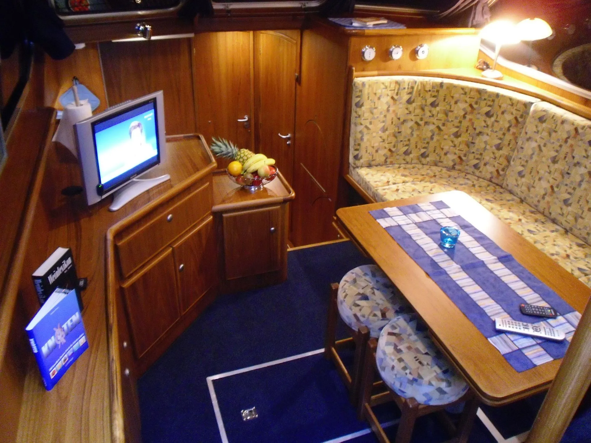 Rent a 10.8m Succes 108 Ultra Motor Yacht in Malchow