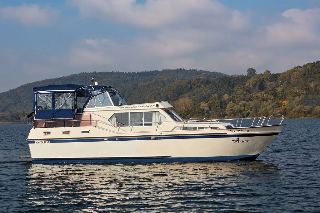 Rent a 11.5m 2 Cabin House Boat in Bodman-Ludwigshafen
