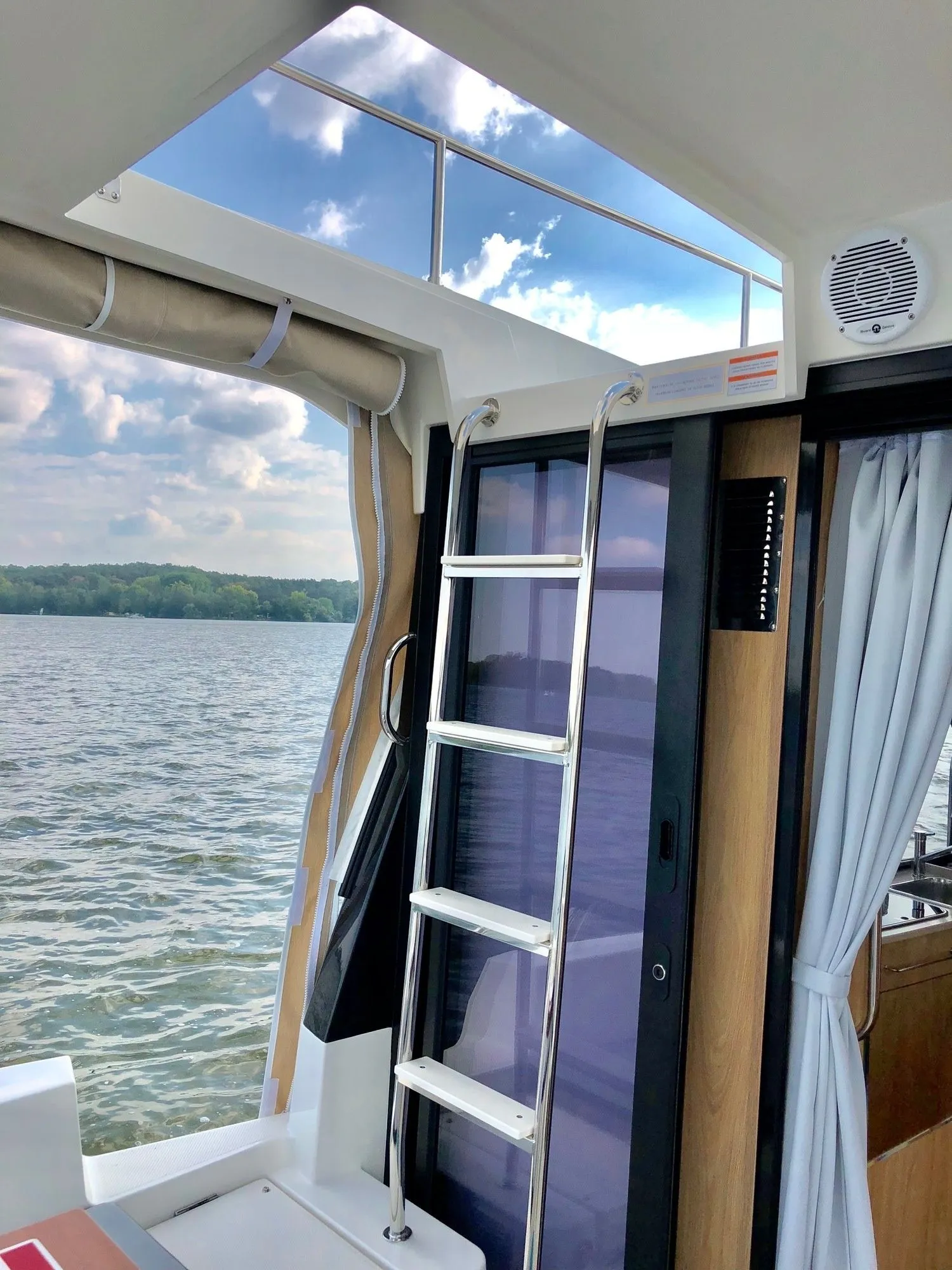 Rent a 10.6m Motor Yacht Sun Camper 35 Flybridge in Wildau