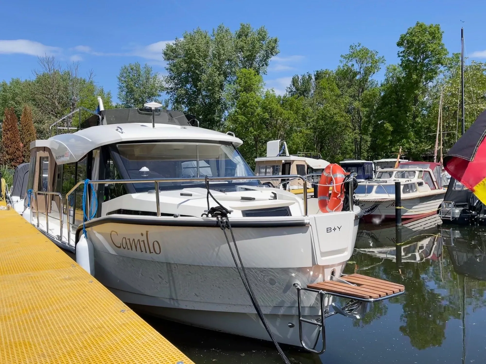 Rent a 10.6m Motor Yacht Sun Camper 35 Flybridge in Wildau