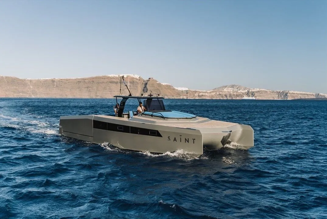 Charter a 13.3m Power Catamaran Sunreef 40 Open in Theologos