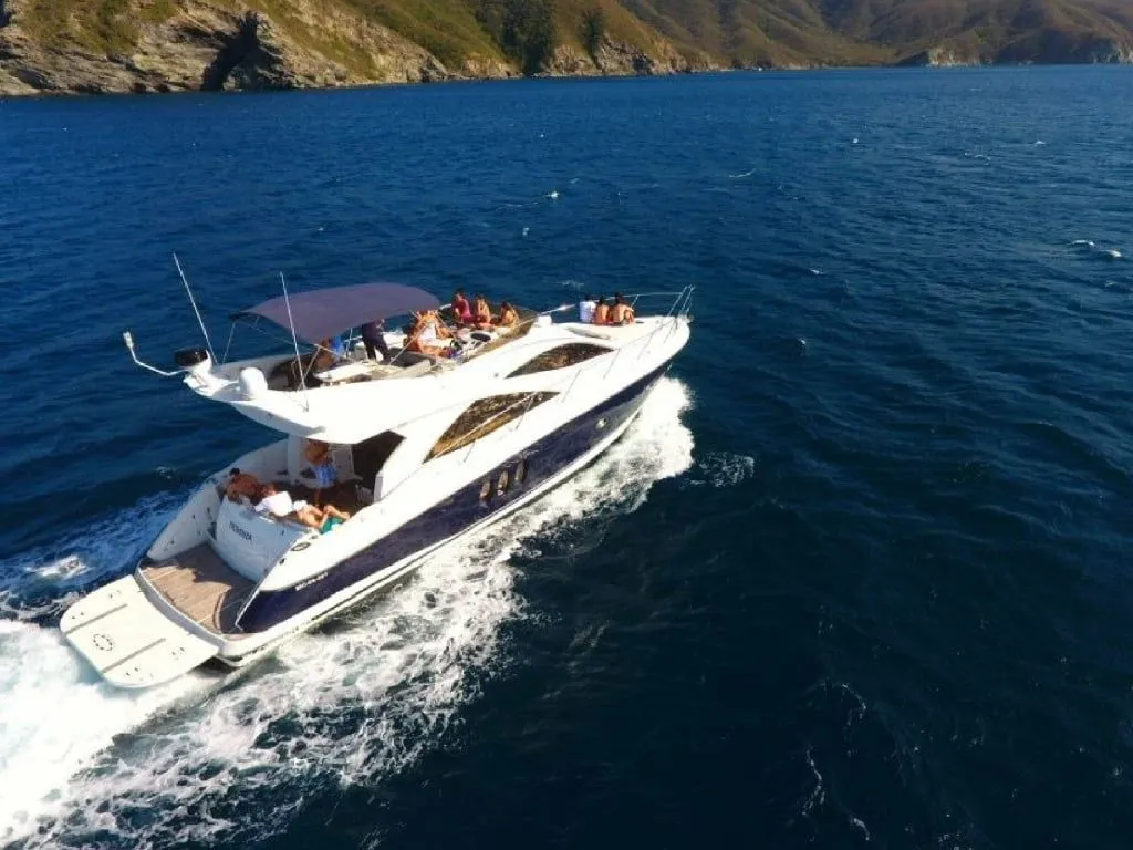 16.76m Santa Marta Motor Yacht Sunseeker 55 Hire