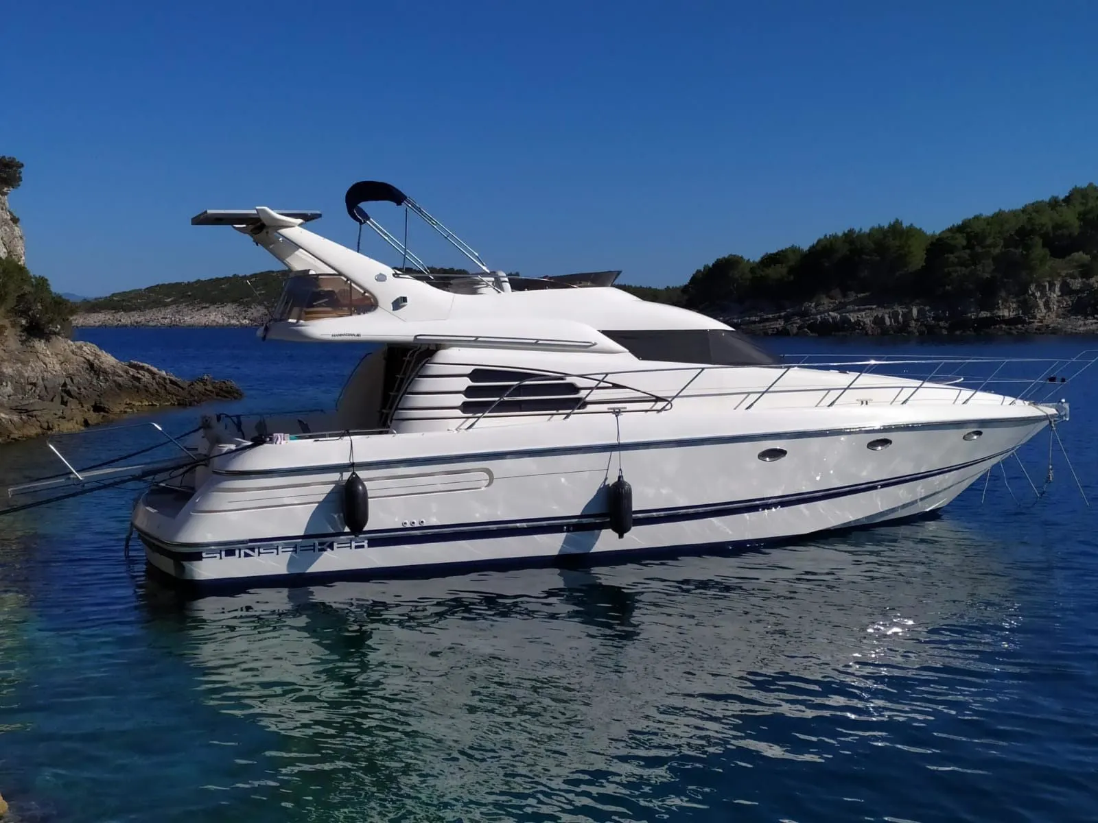 Explore Makarska on a 14.02m Rental Sunseeker Manhattan 45